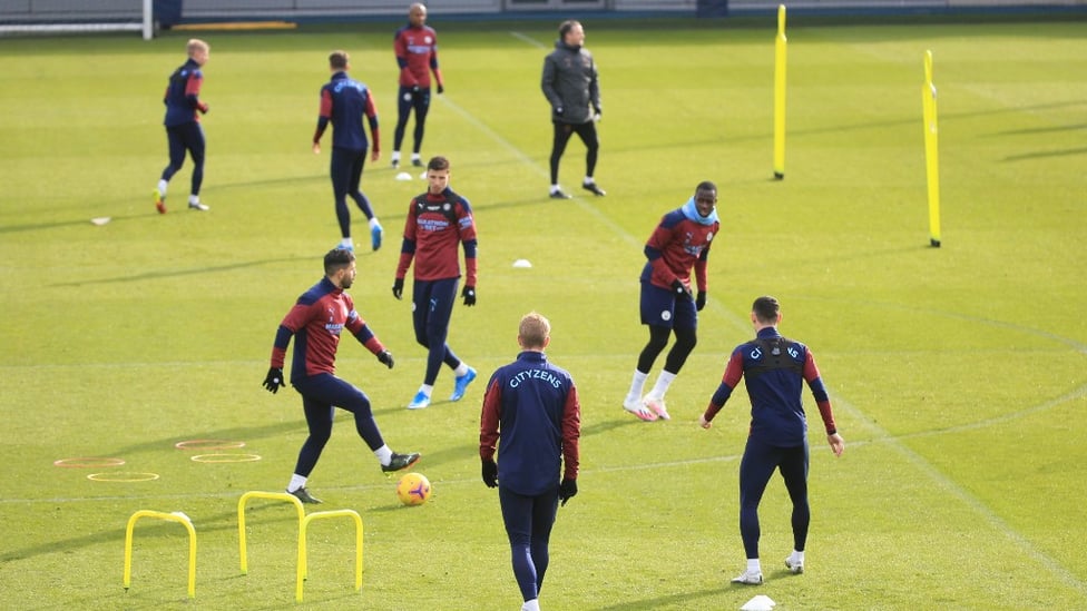 DRILLS : Sergio Aguero looks for a team-mate.